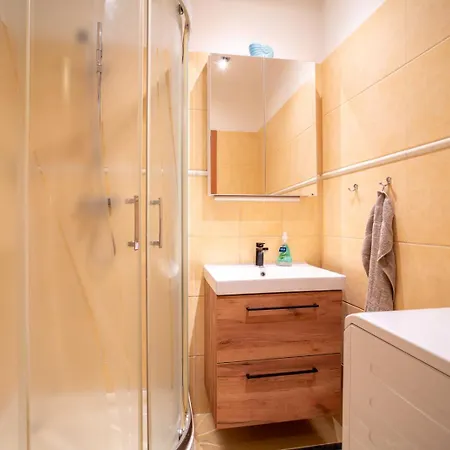דירה A Cozy In Downtown ברטיסלאבה